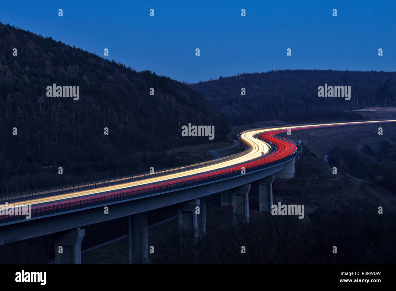 Deutschland, Bayern, S-förmige Autobahn A3 zwischen Würzburg und Aschaffenburg, Langzeitbelichtung Stockfoto