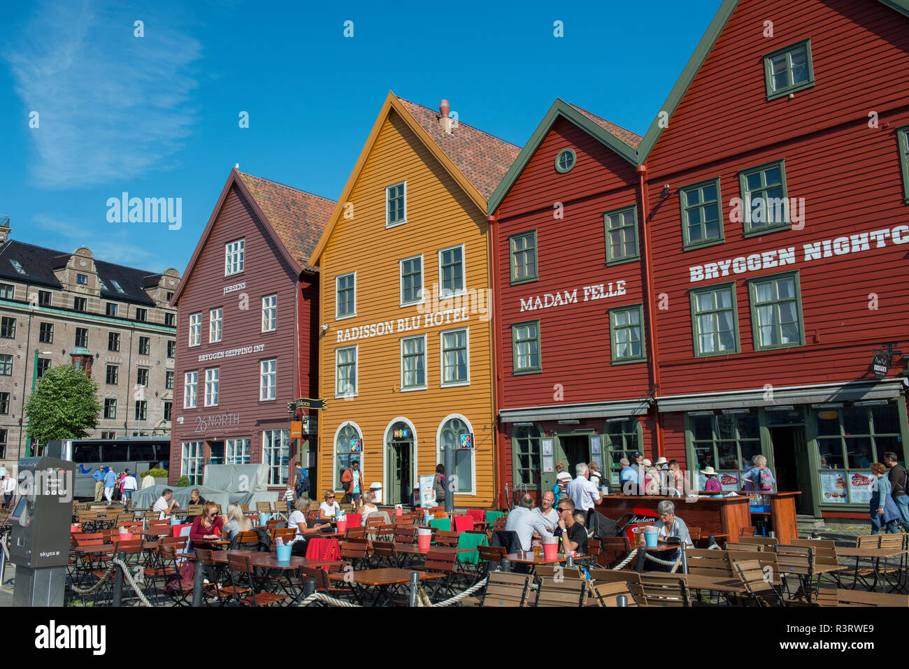 Bergen, der zweitgrößten Stadt Norwegens. Bryggen (Die Wharf), historischen Hafengebiet, UNESCO. Belebten Straßencafés in der Vorderseite des Radisson Blu Hotel. Stockfoto