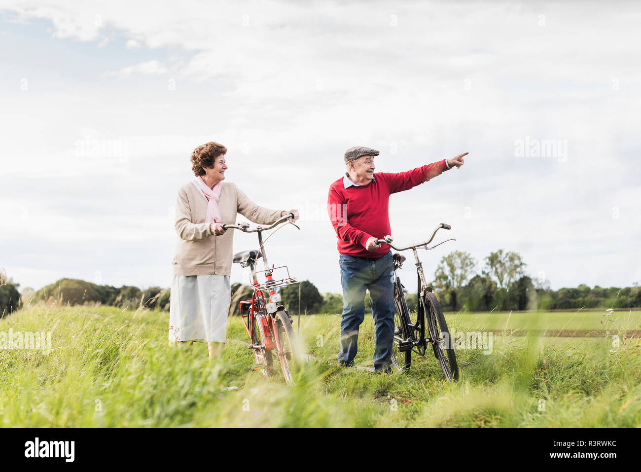 Senior Paar mit Fahrrädern in ländlichen Landschaft Stockfoto