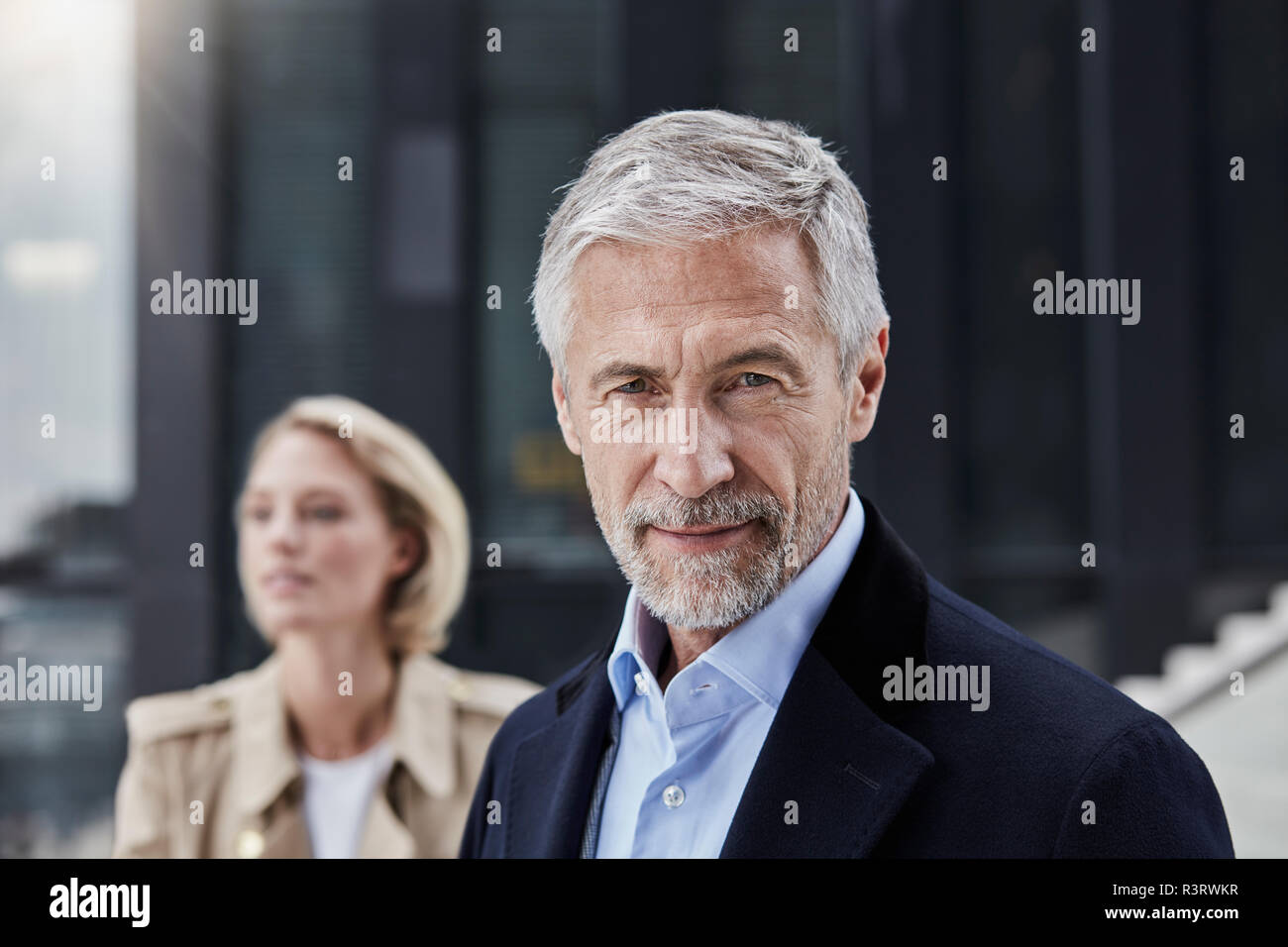 Portrait von Reifen Geschäftsmann mit grauem Haar und Bart im Freien Stockfoto