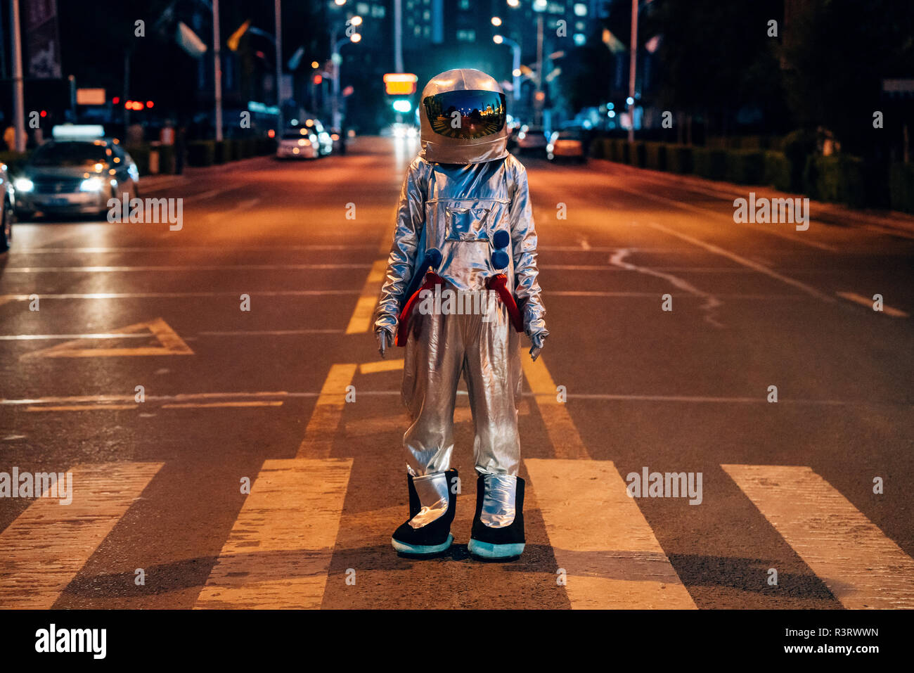 Spaceman stehen auf einer Straße in der Stadt bei Nacht Stockfoto