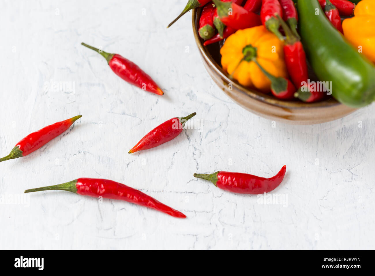 Fünf roten Chili Schoten und Schüssel von verschiedenen chili peppers Stockfoto