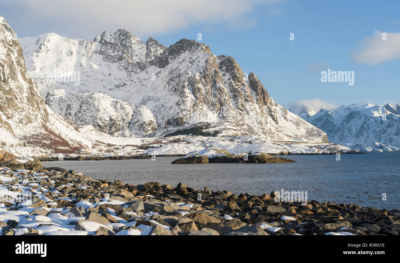 Insel Blick auf Moskenesoya Flakstadoya. Die Lofoten in Nordnorwegen im Winter. Skandinavien, Norwegen Stockfoto