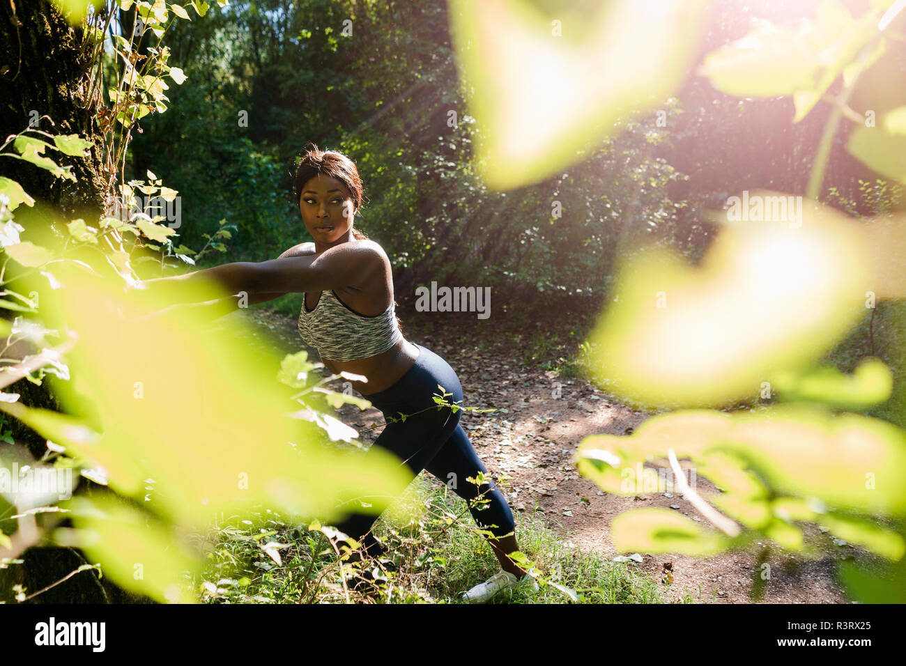 Junge Athlet eine Pause, Stretching in die Felder Stockfoto