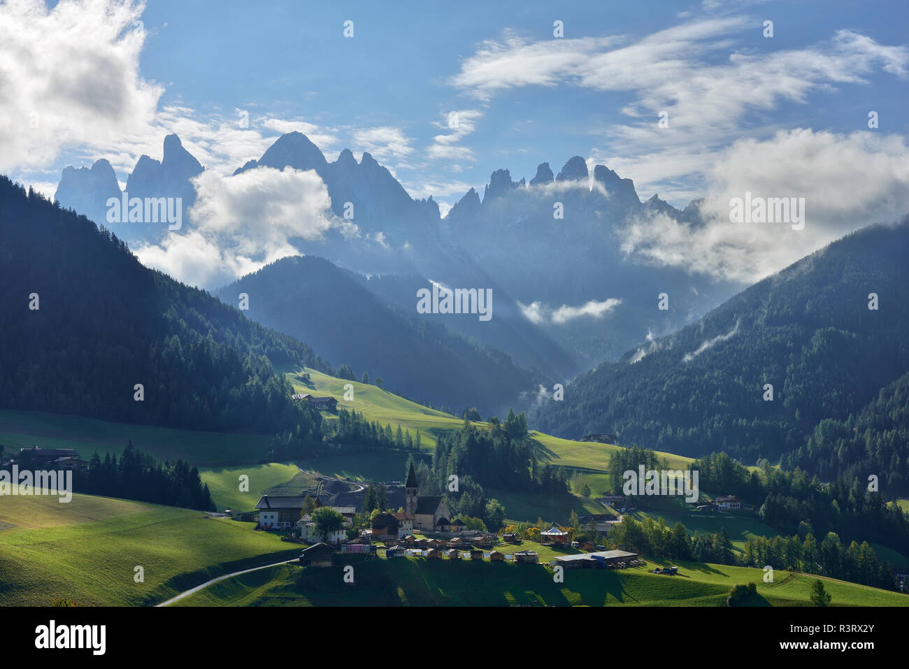 Italien, Südtirol, Vilnoess Tal, St. Magdalena, Sass Rigais und Geisler Gruppe im Hintergrund Stockfoto