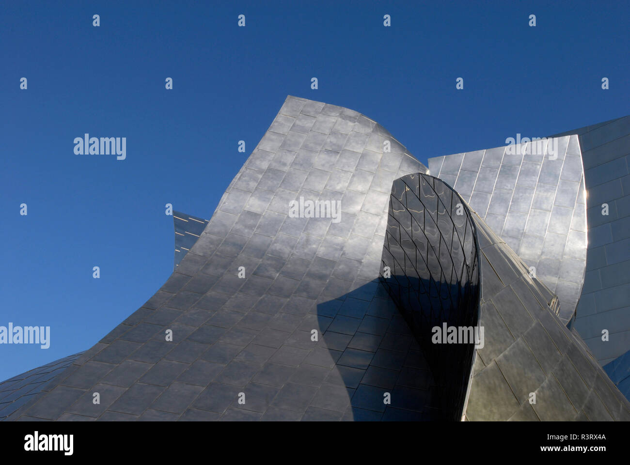 Detail der Edelstahl außen an der Walt Disney Concert Hall (eröffnet 2003) in Los Angeles, Kalifornien, von dem Architekten Frank Gehry entworfen. Stockfoto