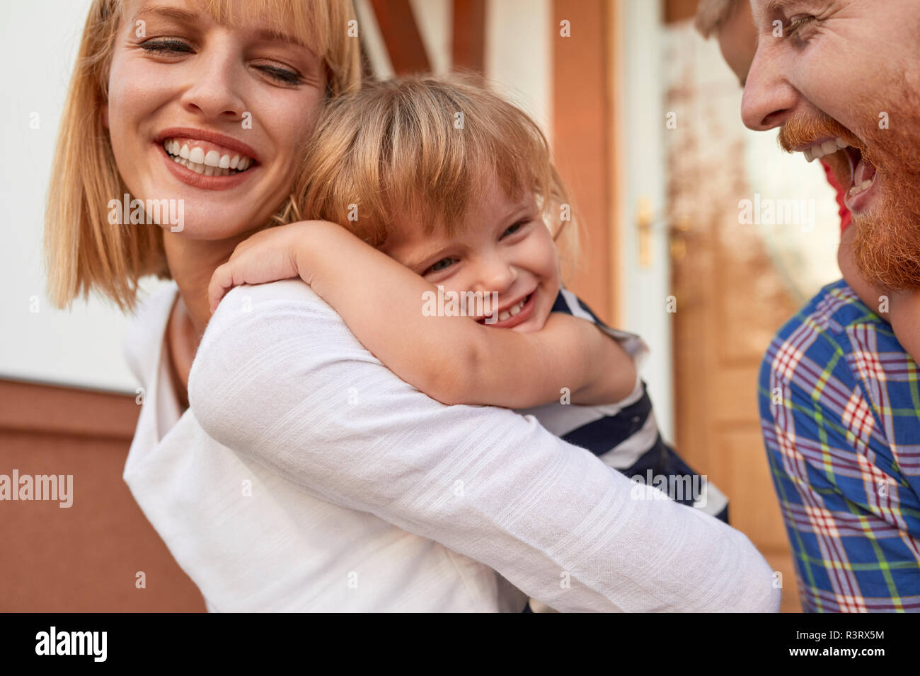 Nahaufnahme der glücklichen Familie vor ihrem Haus Stockfoto
