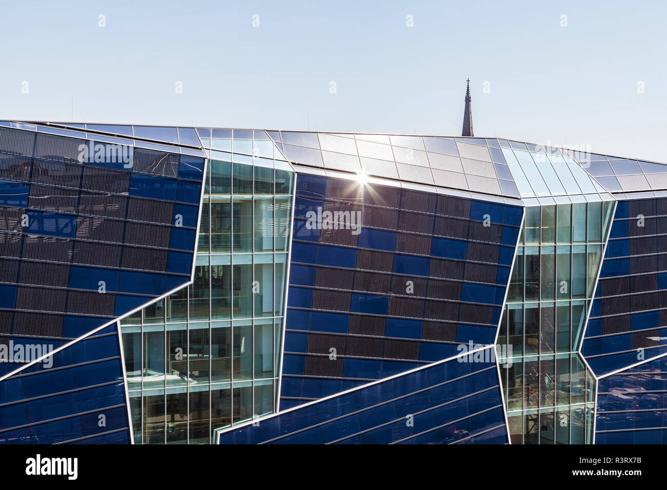 Deutschland, Karlsruhe, Bürogebäude mit Sonnenkollektoren Stockfoto