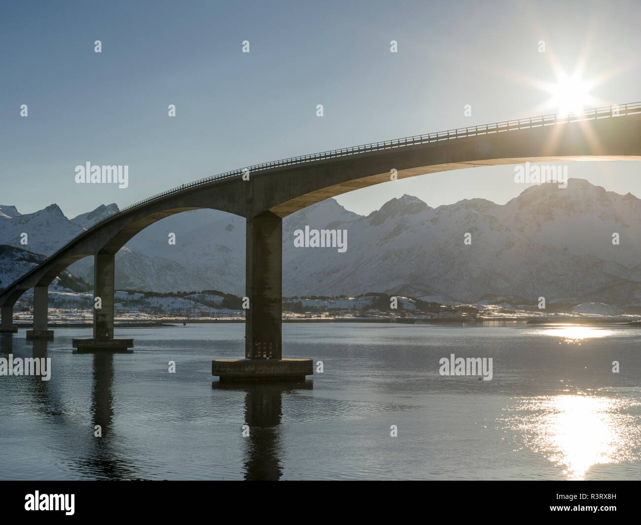 Brücke von Gimsoya zu Austvagoya über Gimsoystraumen. Die Lofoten in Nordnorwegen im Winter. Skandinavien, Norwegen Stockfoto