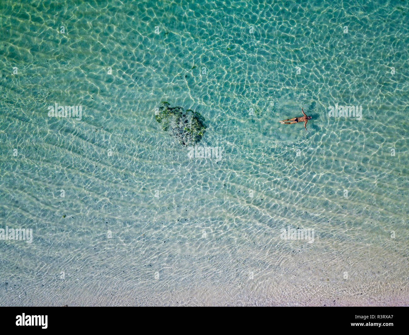 Indonesien, Bali Melasti, Luftaufnahme von Karma Kandara Strand, Mann Schwimmen Stockfoto