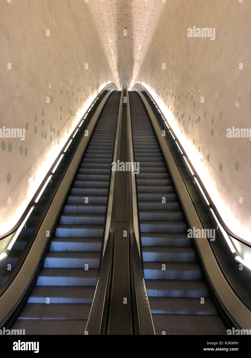 Rolltreppe in der Elbphilharmonie in Hamburg, Deutschland Stockfoto