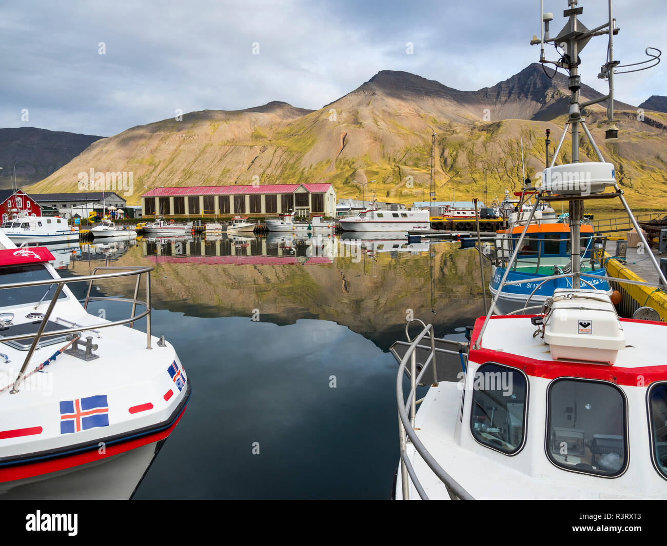 Hafen in Trollaskagi Siglufjordur auf der Halbinsel in Island. (Redaktionelle nur verwenden) Stockfoto