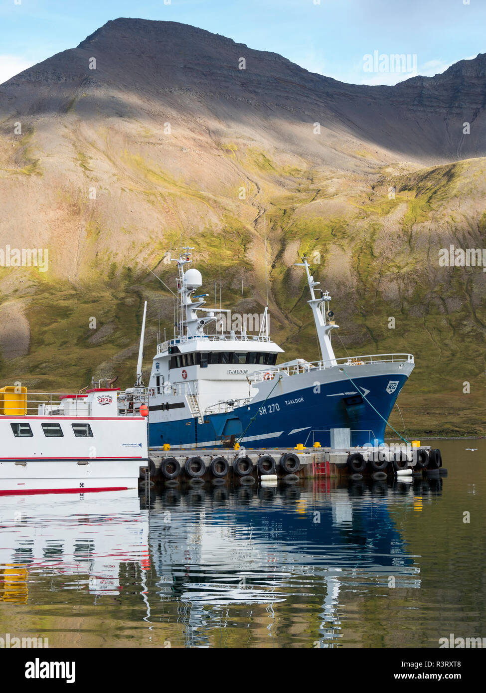 Hafen in Trollaskagi Siglufjordur auf der Halbinsel in Island. (Redaktionelle nur verwenden) Stockfoto