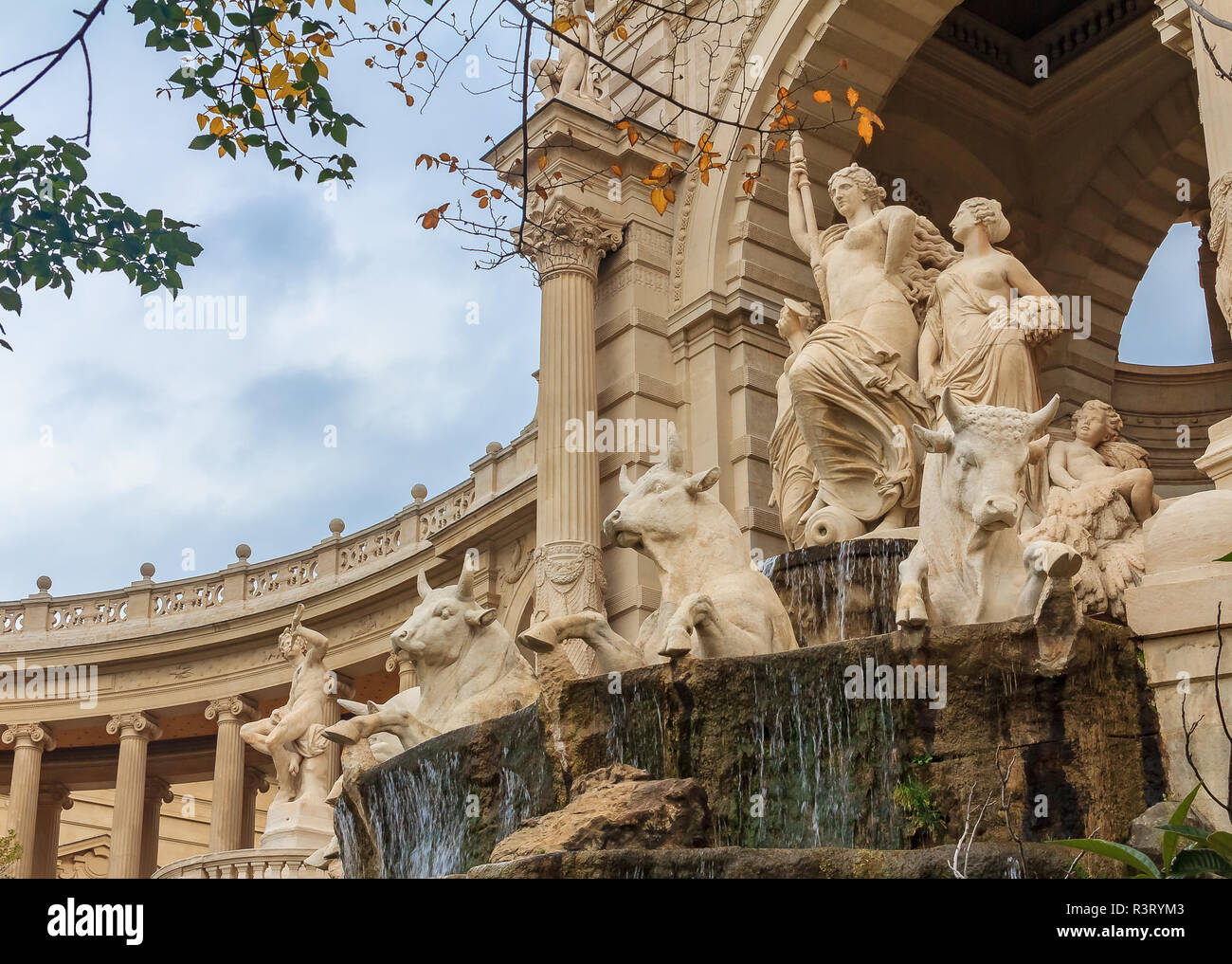 Brunnen der reich verzierte Palais Longchamp ist ein Monument, das sich im Parc Longchamp in Marseille, Frankreich, die Häuser der Stadt, Musée des Beaux-arts und natürliche Stockfoto