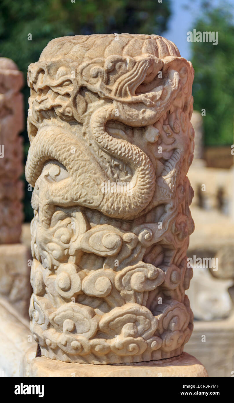 Reich verzierten Säule mit einem geschnitzten Dragon und Cloud Motiv in der Yong'an buddhistischen Tempel des ewigen Friedens in Beihai Park, Peking, China Stockfoto