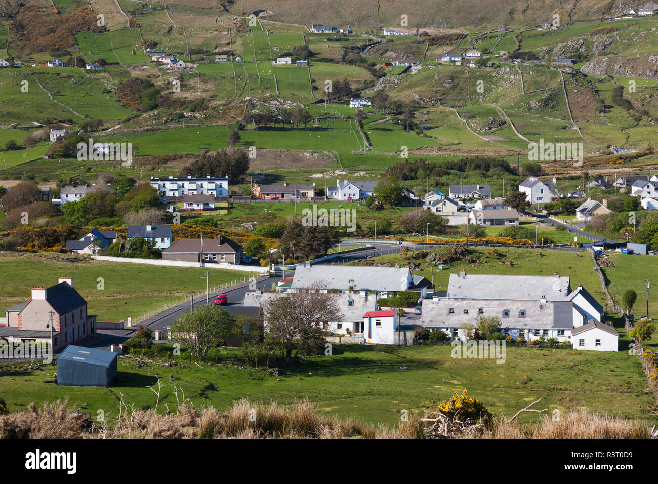 Irland, County Donegal, Glencolmcille, erhöhten Blick auf die Stadt Stockfoto