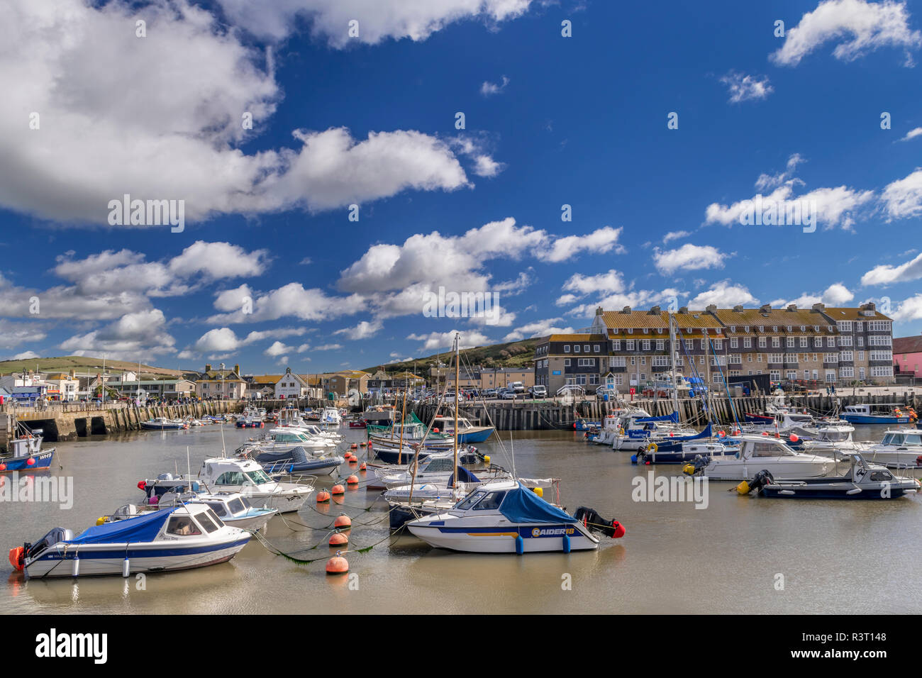 Der kleine malerische Hafen an der West Bay in Dorset war als Satz für die beliebte TV-Drama Serie 'Broadchurch' verwendet. Stockfoto