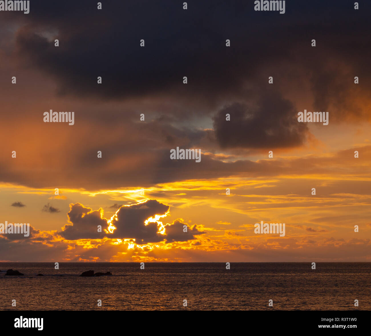 Sonnenuntergang Sonnenuntergang Sonnenuntergang über dem Atlantischen Ozean Stockfoto