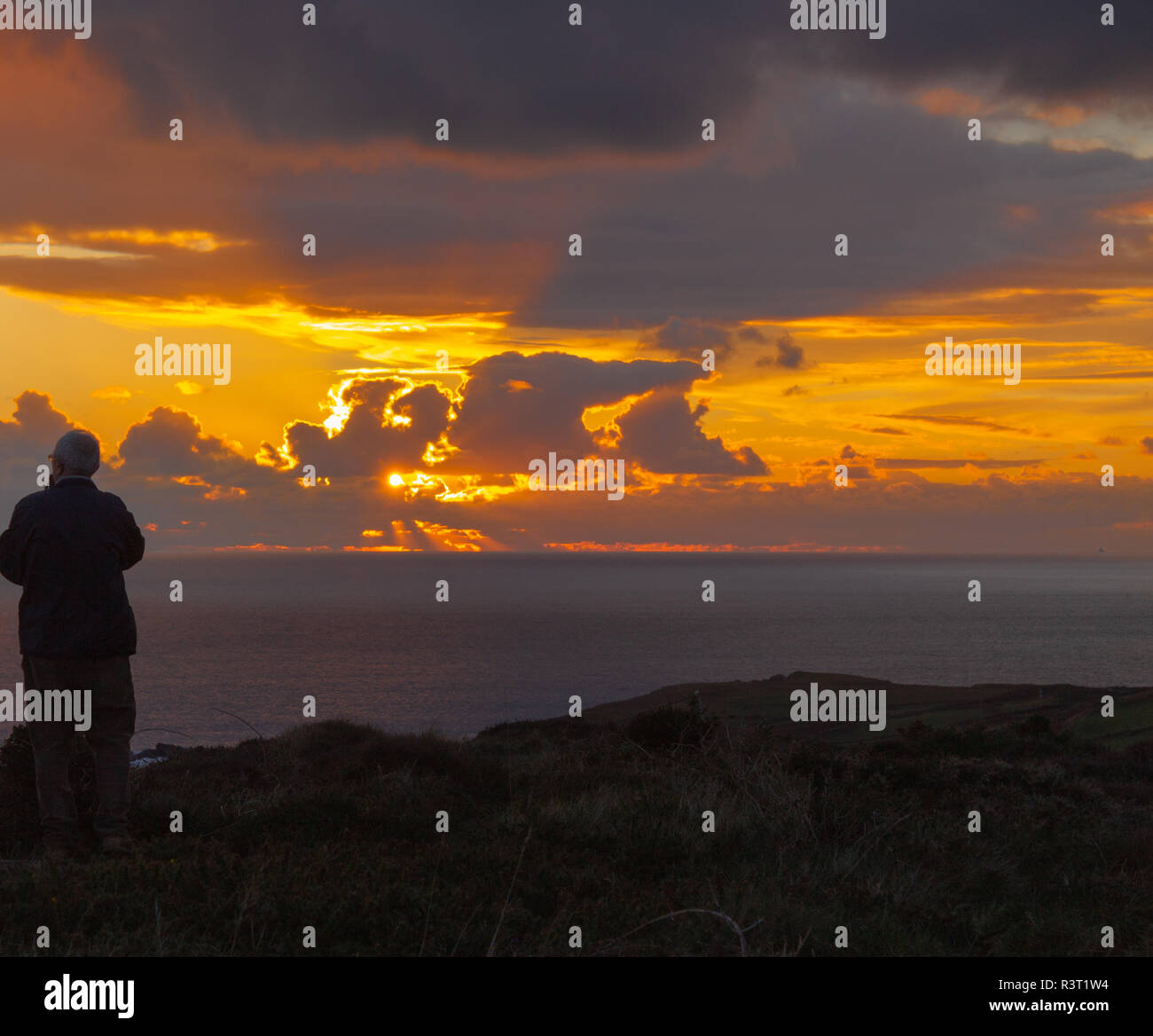 Person gegen die Sonne über den Atlantik. Stockfoto