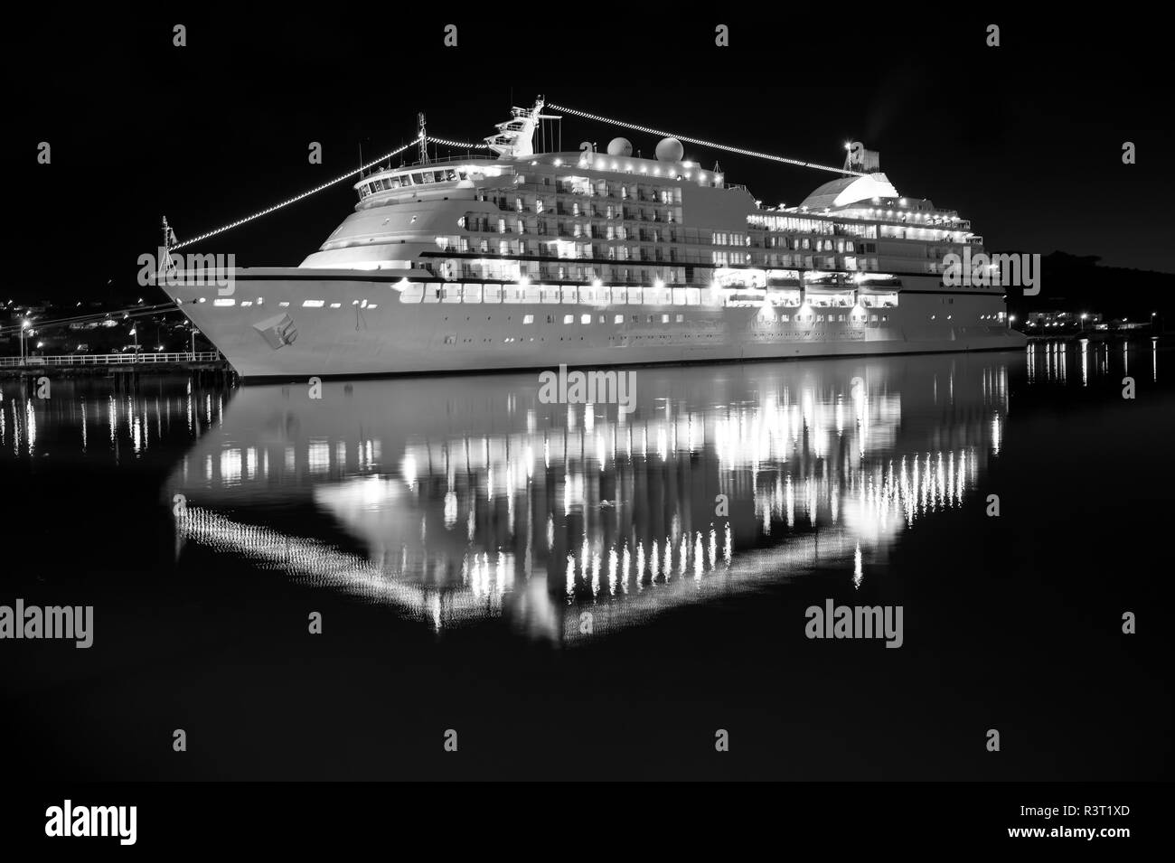 Großen Luxus Kreuzfahrt Schiff auf dem Meer Wasser in der Nacht mit beleuchteten Licht am Hafen von St. Johns, Antigua angedockt. Stockfoto