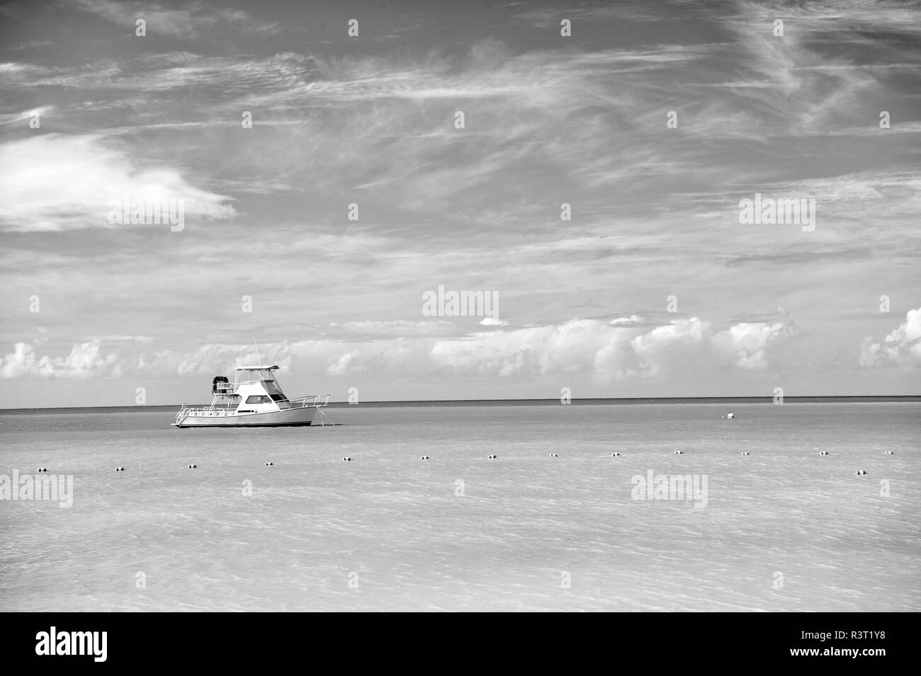 Schöne helle Blick auf exotische Bunte schöne marine Beach von Antigua St. Johns mit Boot auf blauem Wasser und Himmel mit kleinen Wolken im sonnigen weath Stockfoto