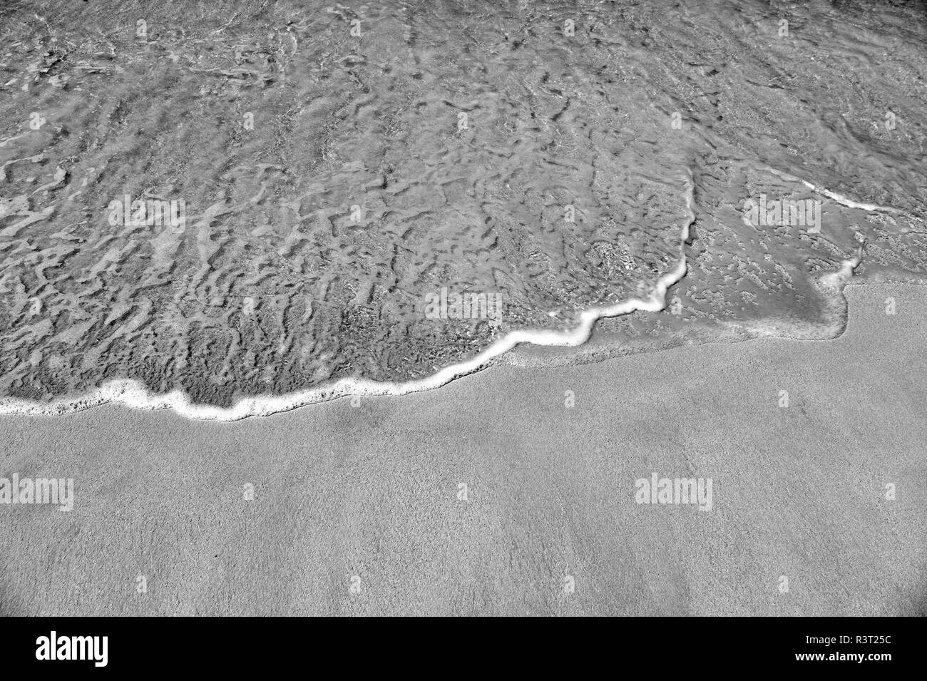 Schöne Marine View auf? aribbean Meer Küste mit sauberen Wellen surfen Ozean Wasser am Sandstrand in St. Johannes, Antigua an sonnigen Tag als natürliche backgro Stockfoto