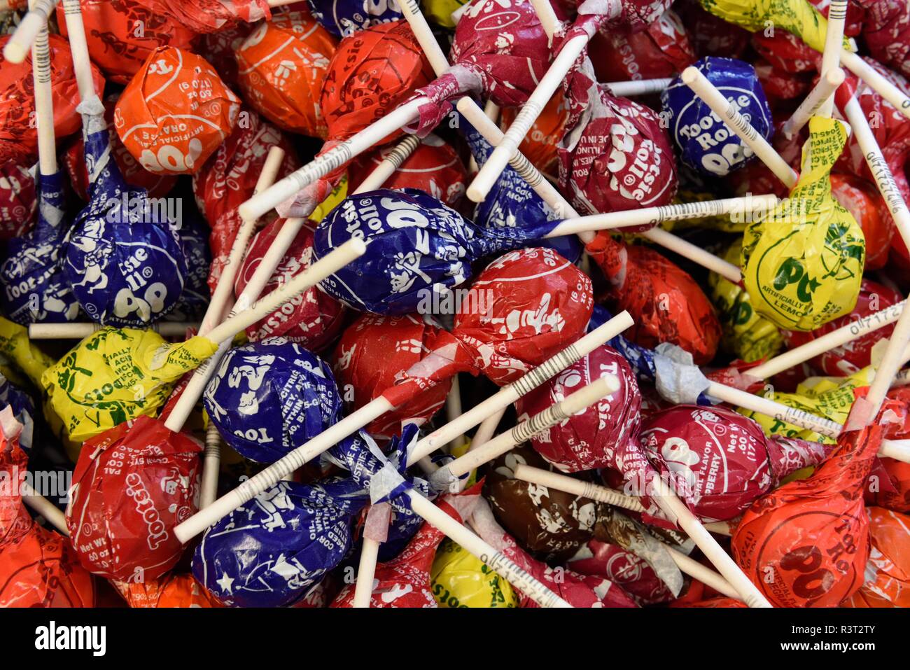Korb mit einer Auswahl an bunten Tootsie Pops Stockfoto