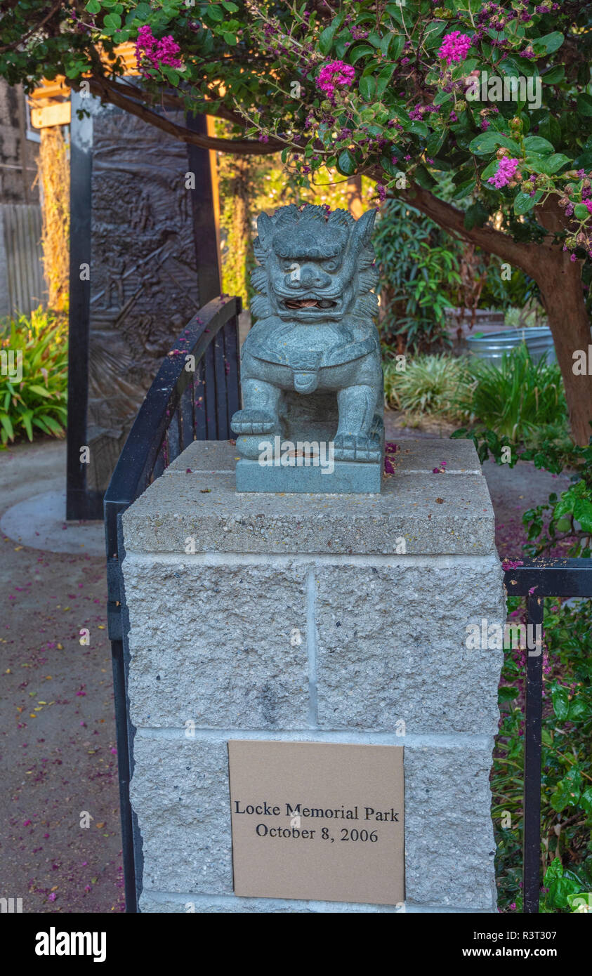 California, Sacramento River Delta, Locke Memorial Park, Chinesischen Lion Skulptur Stockfoto