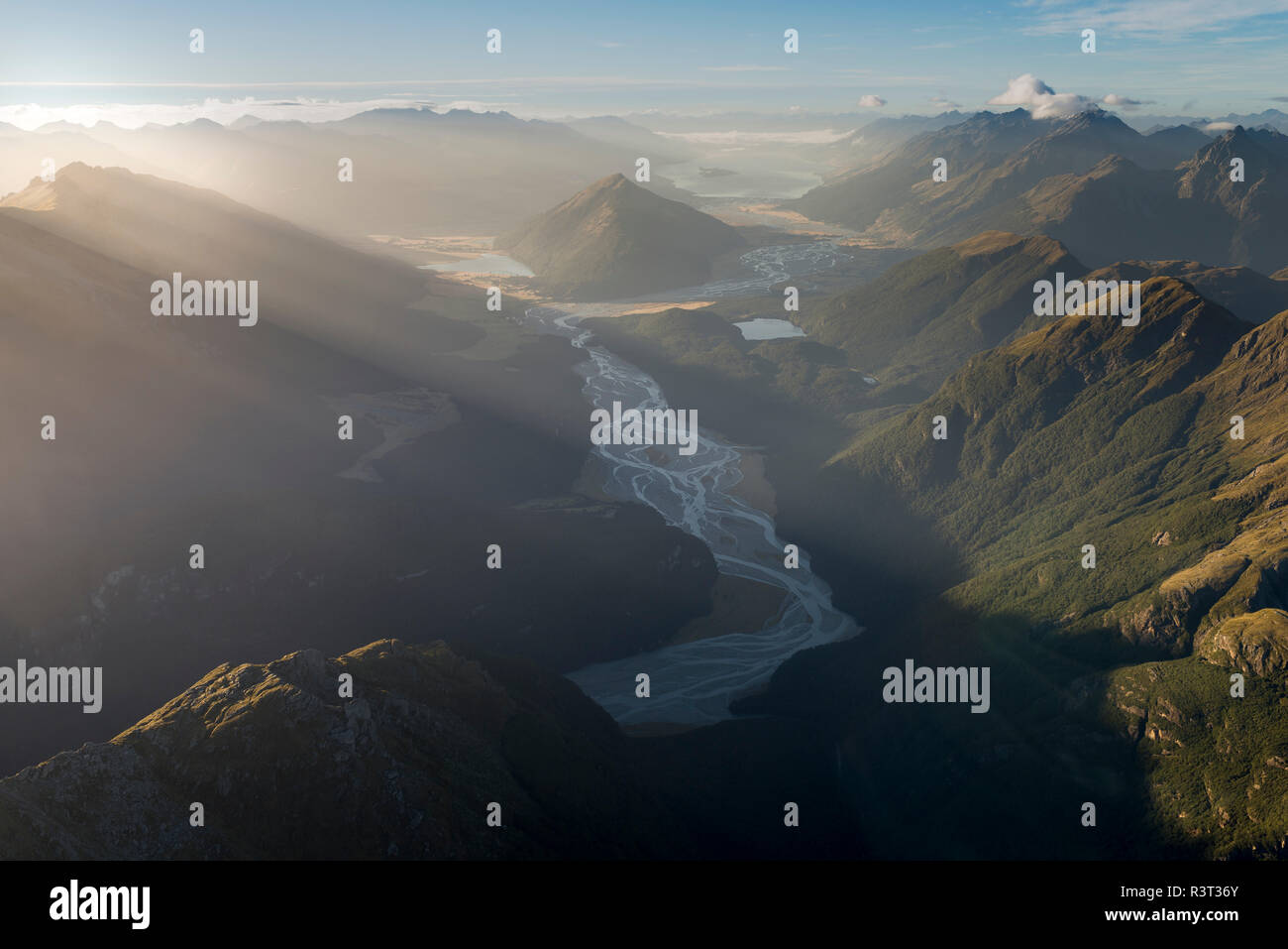 Neuseeland, Südinsel, Otago, Wanaka, Luftaufnahme des Mount Alfred und den Lake Wakatipu bei Sonnenaufgang Stockfoto