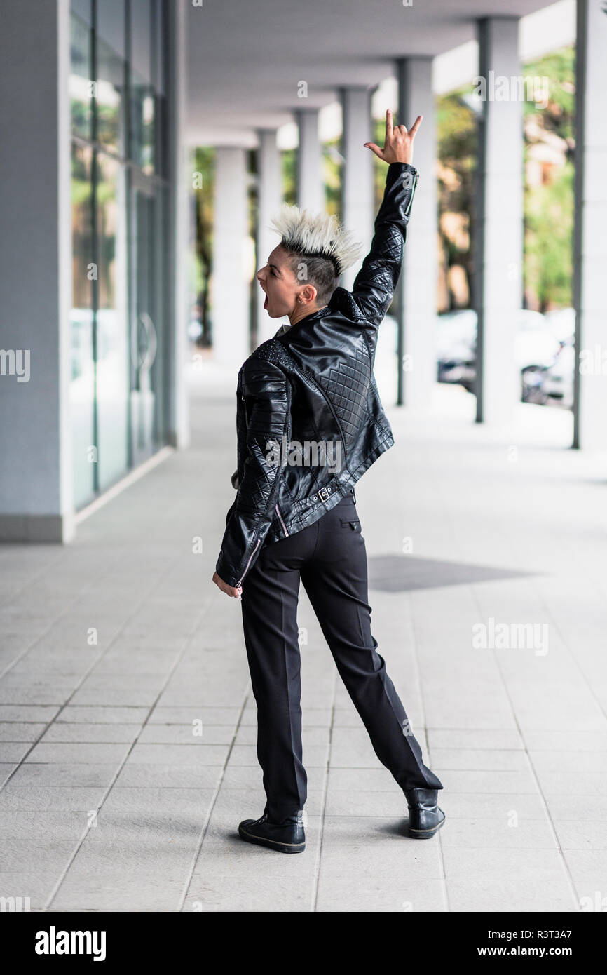 Rückansicht des schreienden punk Frau an einem Arcade Stockfoto