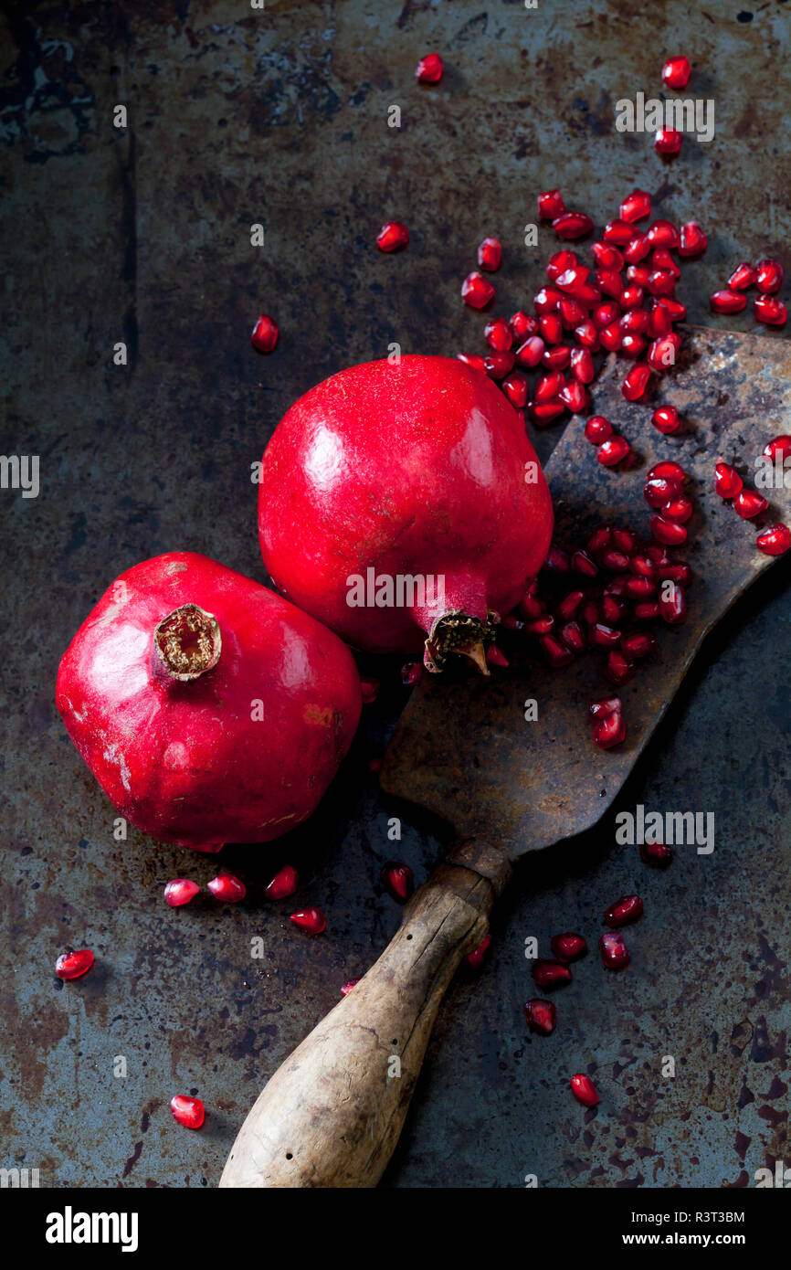 Ganze zwei Granatäpfel, Granatapfel Saatgut und Cleaver Stockfoto