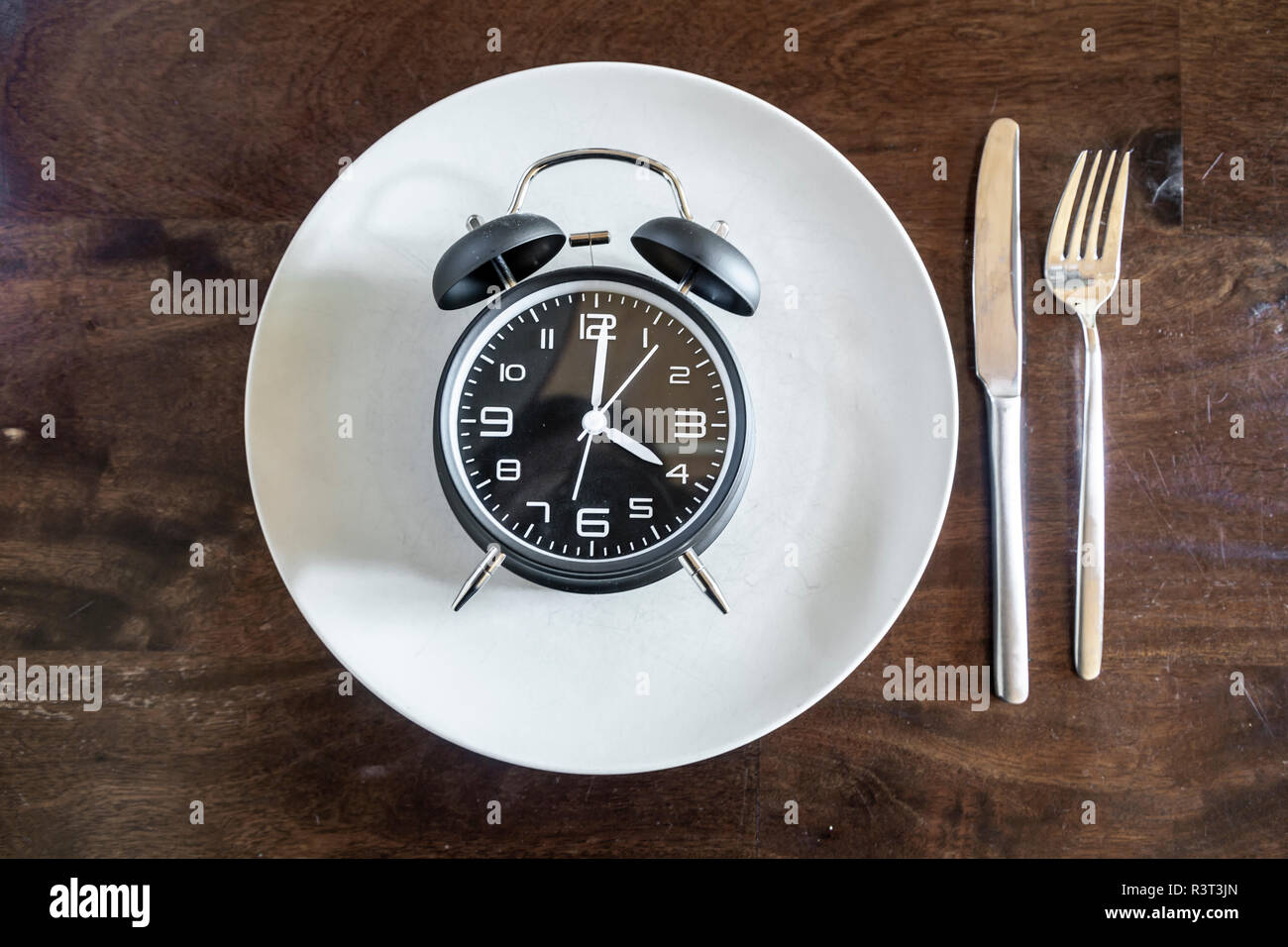 Intermittierendes fasten, Trend 16:8 anlegen, den Wecker auf Platte Stockfoto