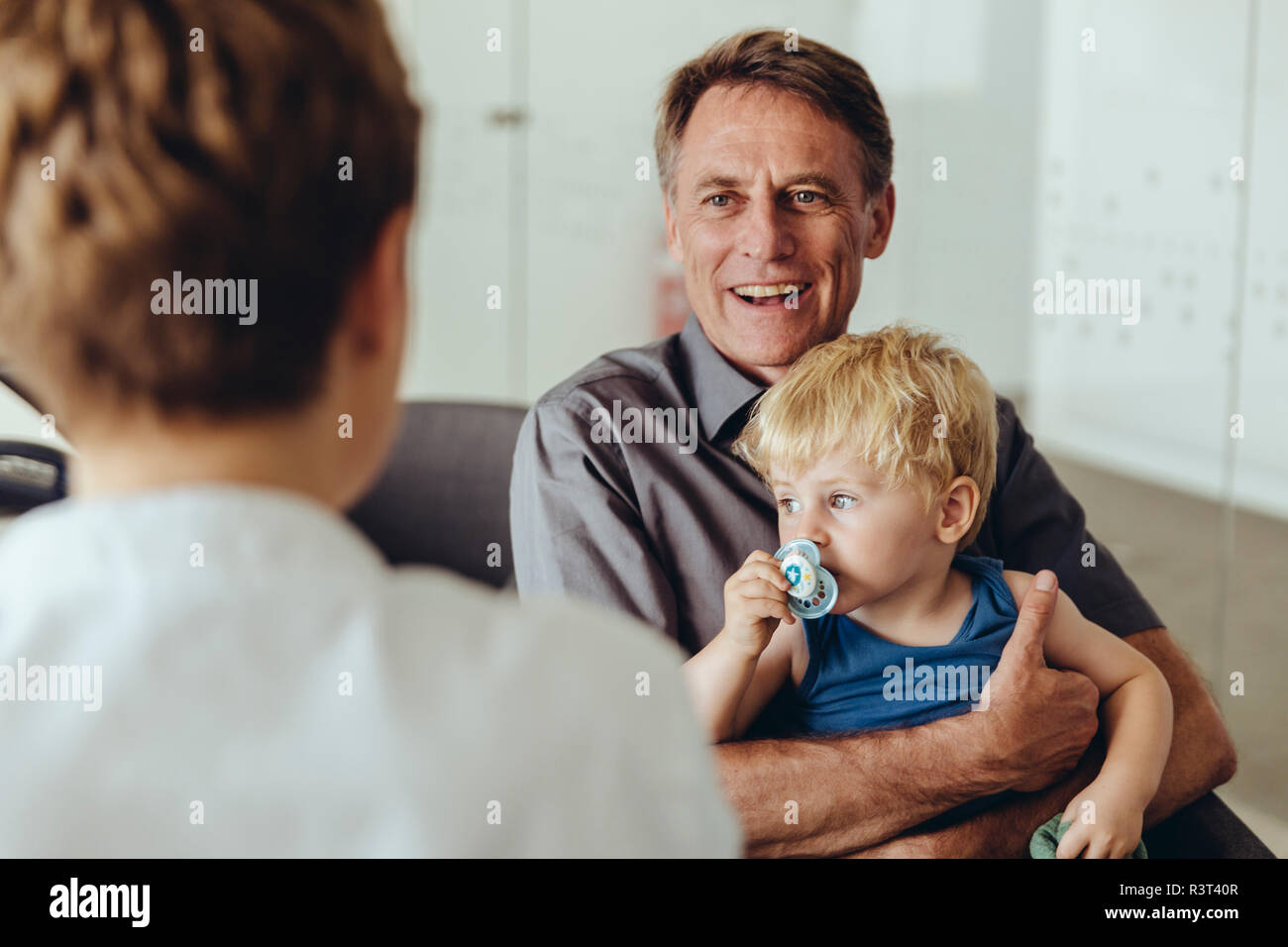 Vater und Sohn Consulting eine pedeatrician Stockfoto