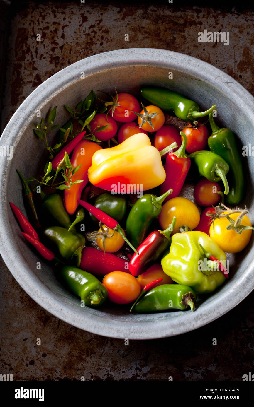 Schüssel mit Bio Gemüse Stockfoto