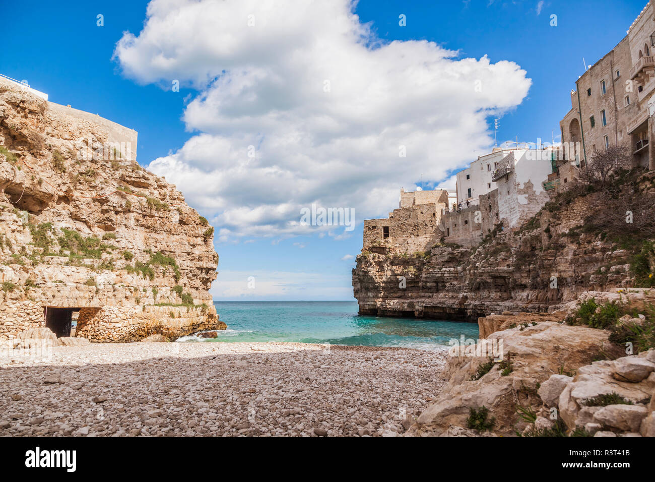 Italien, Apulien, Polognano eine Stute, Aussicht vom Strand zum Horizont Stockfoto