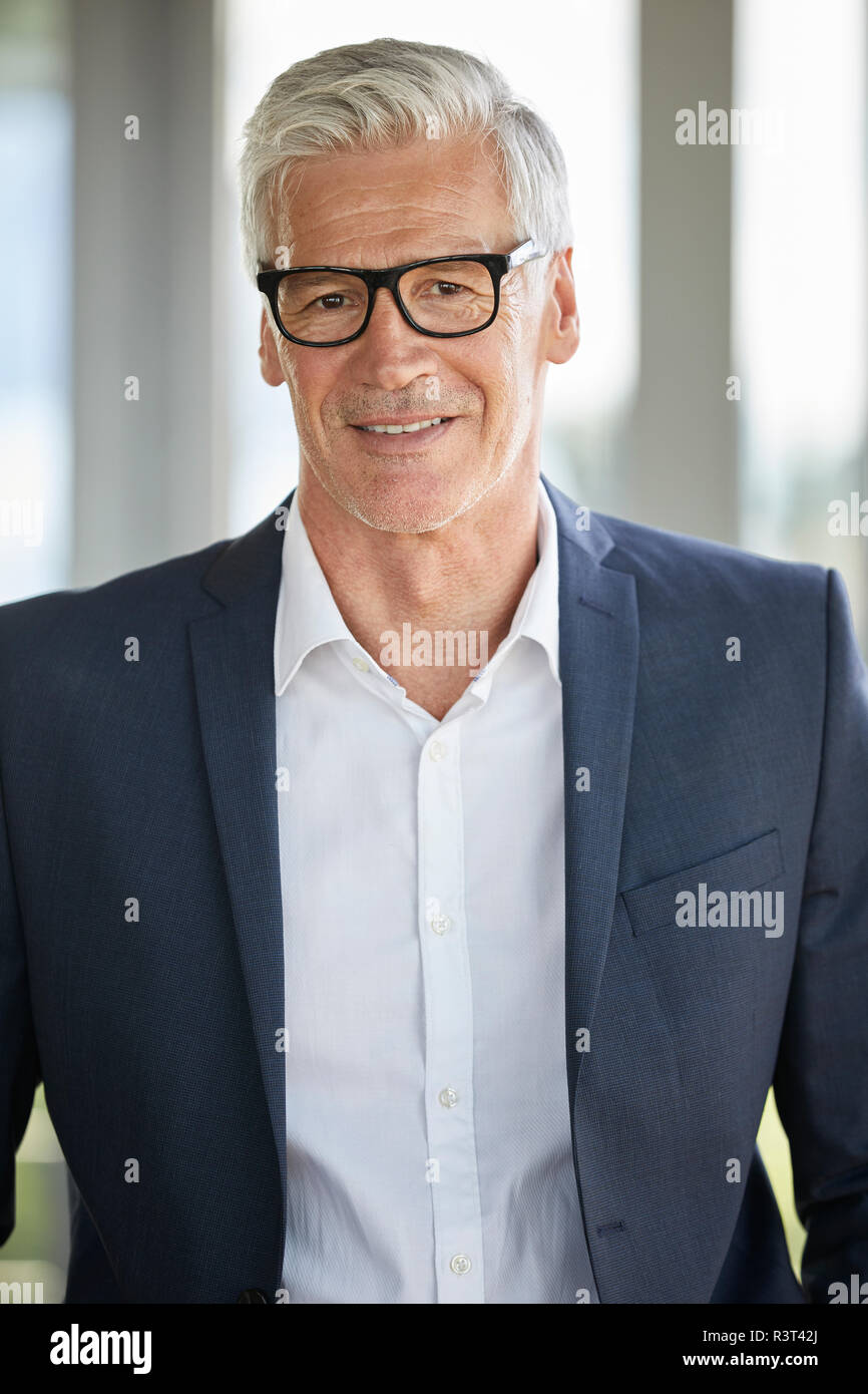 Porträt eines erfolgreichen Geschäftsmannes, Fenster Stockfoto