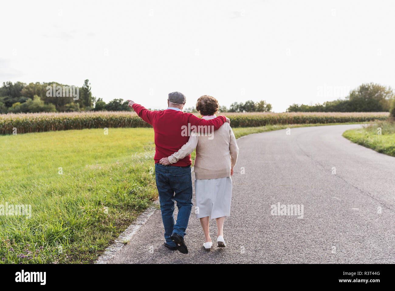 Senior Paar auf einem Spaziergang in den ländlichen Landschaft Stockfoto