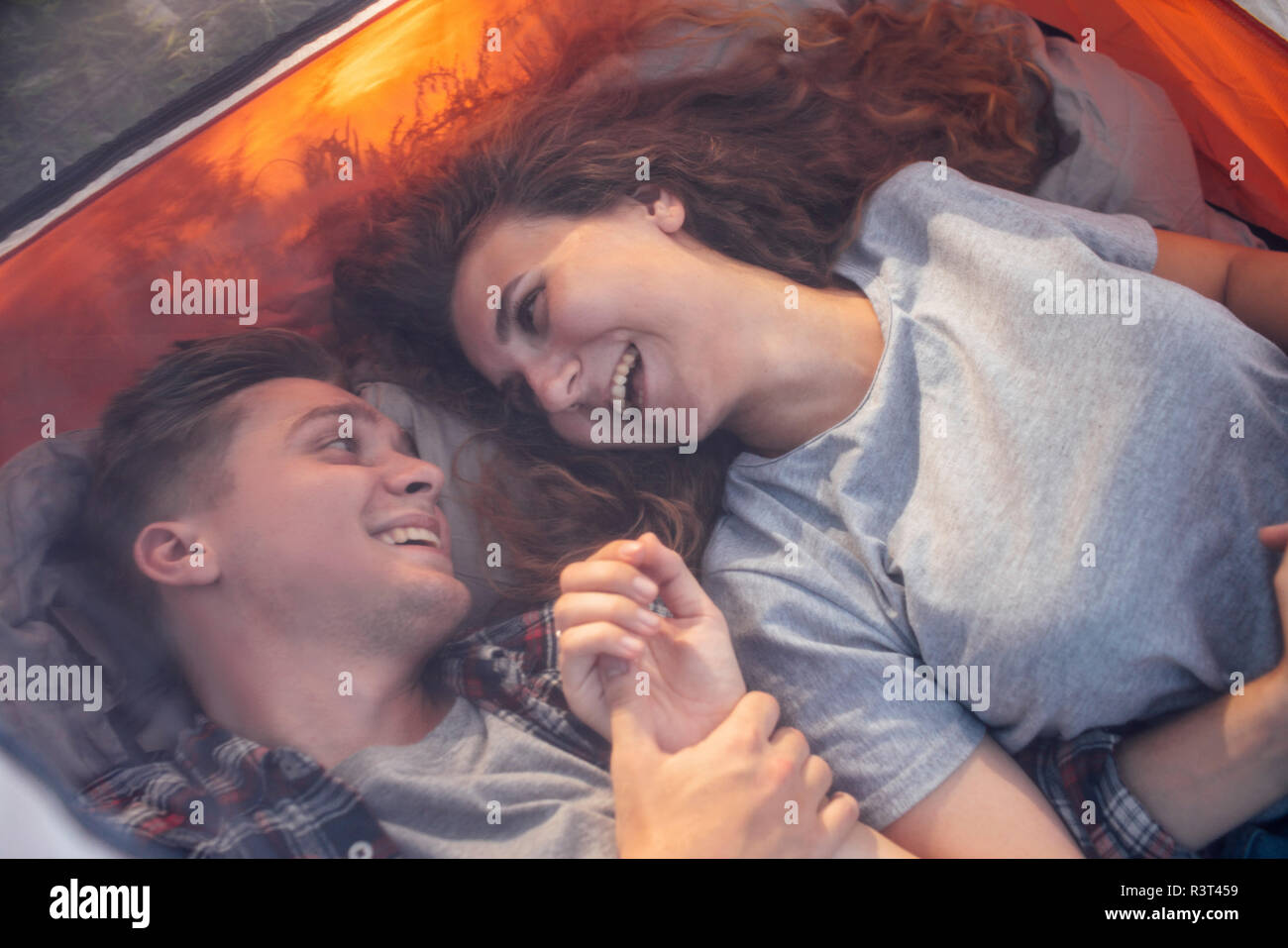 Glückliches Paar in einem Zelt ausruhen Stockfoto