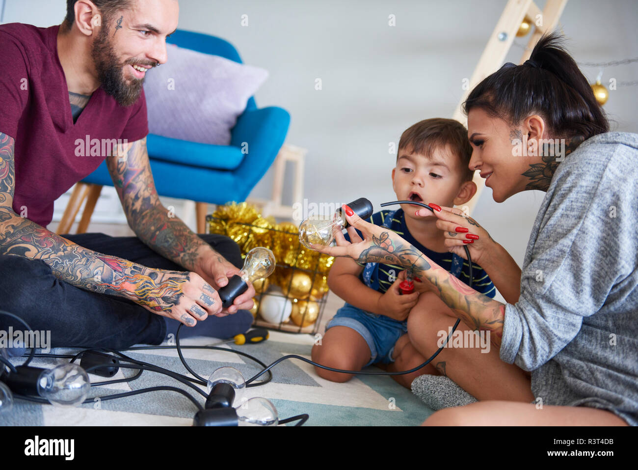 Gerne moderne Familie dekorieren zu Hause an Weihnachten Stockfoto