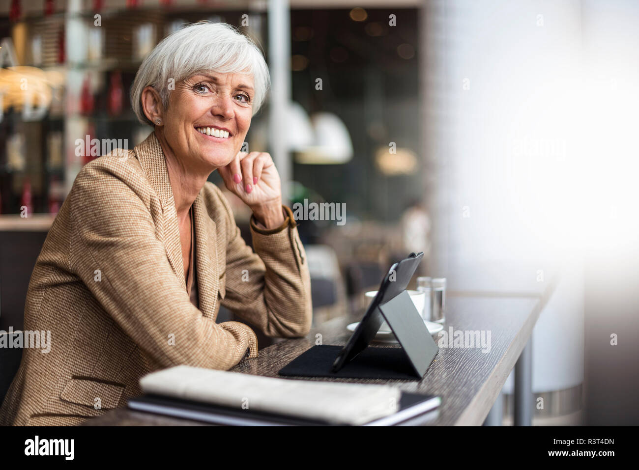 Portrait von lächelnden senior Geschäftsfrau mit Tablette in ein Cafe Stockfoto