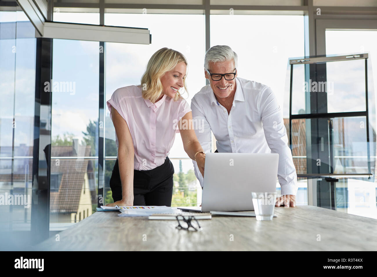 Geschäftsmann und Frau diskutieren Projekt im Büro Stockfoto