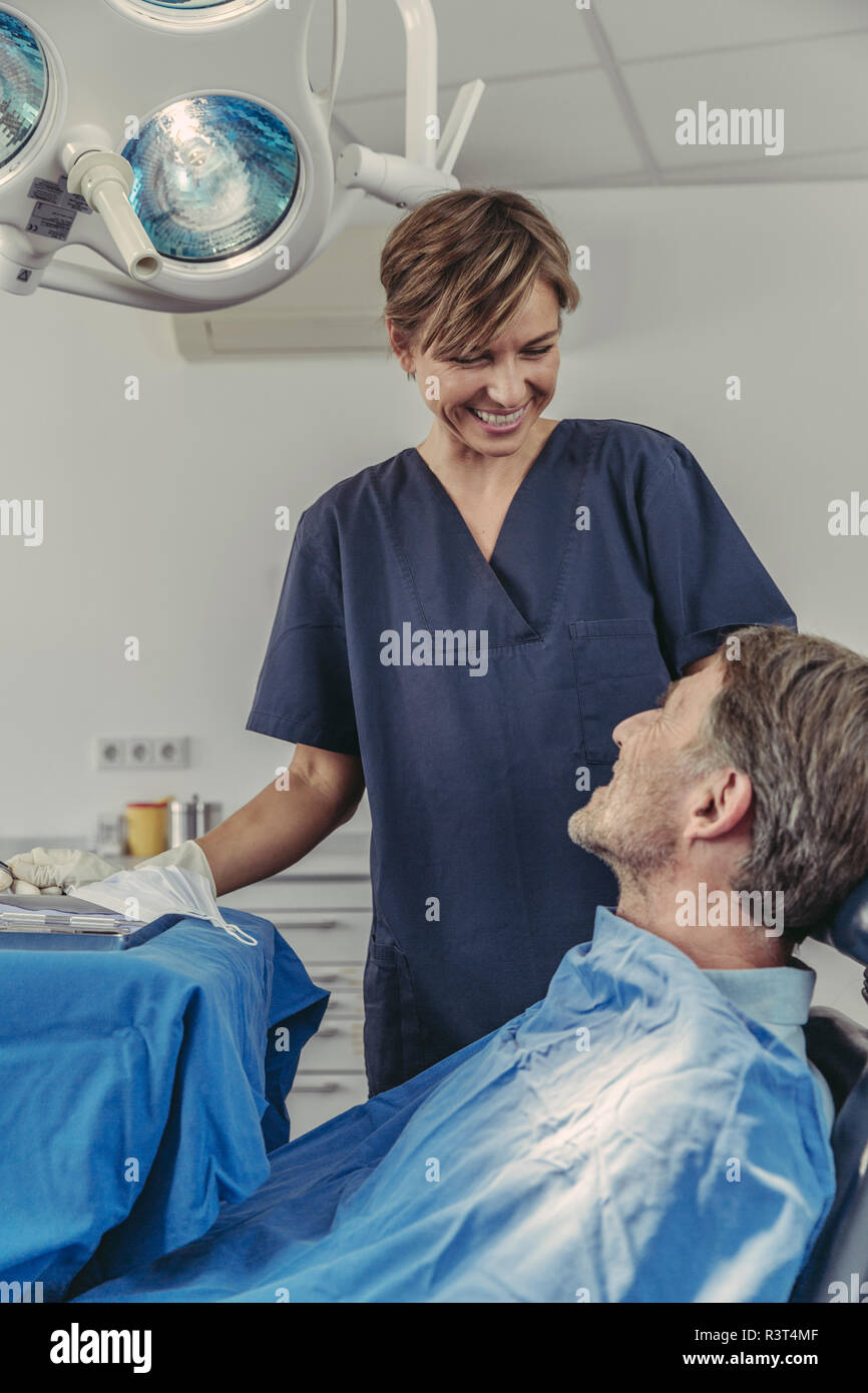 Zahnarzt im Gespräch mit Patienten vor der Behandlung Stockfoto