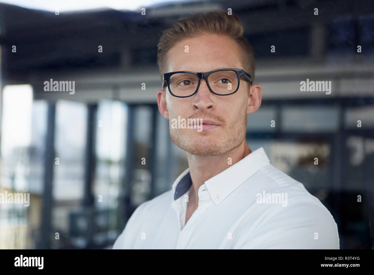 Portrait von zuversichtlich Geschäftsmann mit Brille Stockfoto