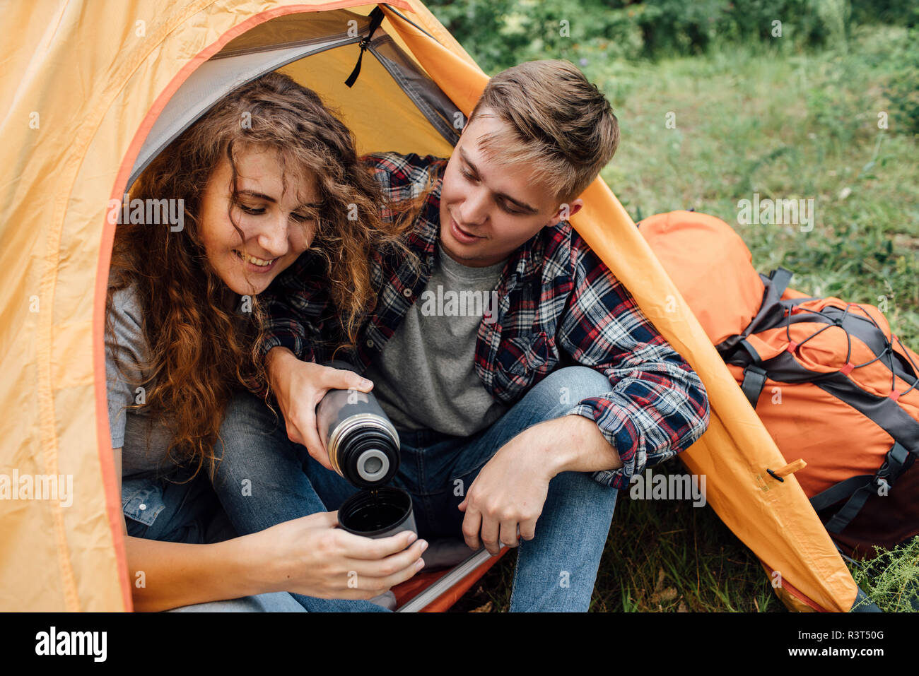 Junges Paar im Zelt sitzen, Tee trinken. Stockfoto