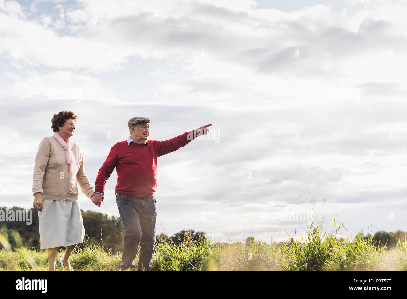 Senior Paar auf einem Spaziergang in den ländlichen Landschaft Stockfoto