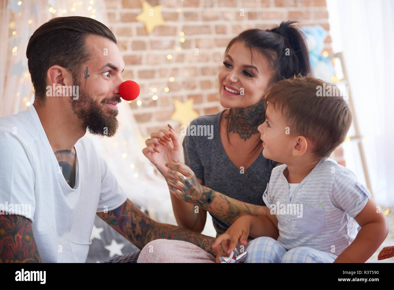 Glückliche Familie Spaß an Weihnachten im Bett Stockfoto