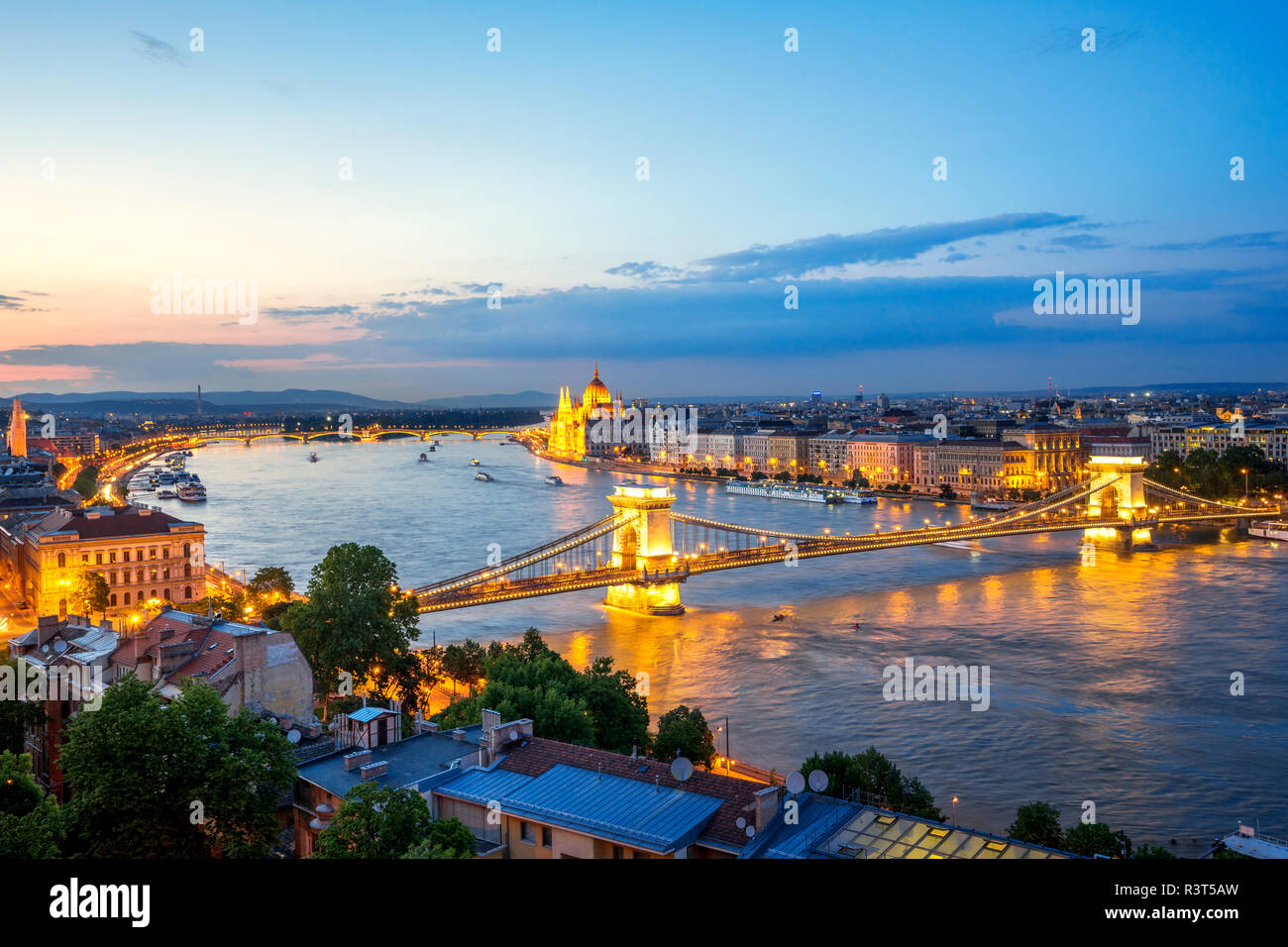 Ungarn, Budapest, Ansicht von Buda, Pest, das Parlamentsgebäude und der Kettenbrücke am Abend Stockfoto