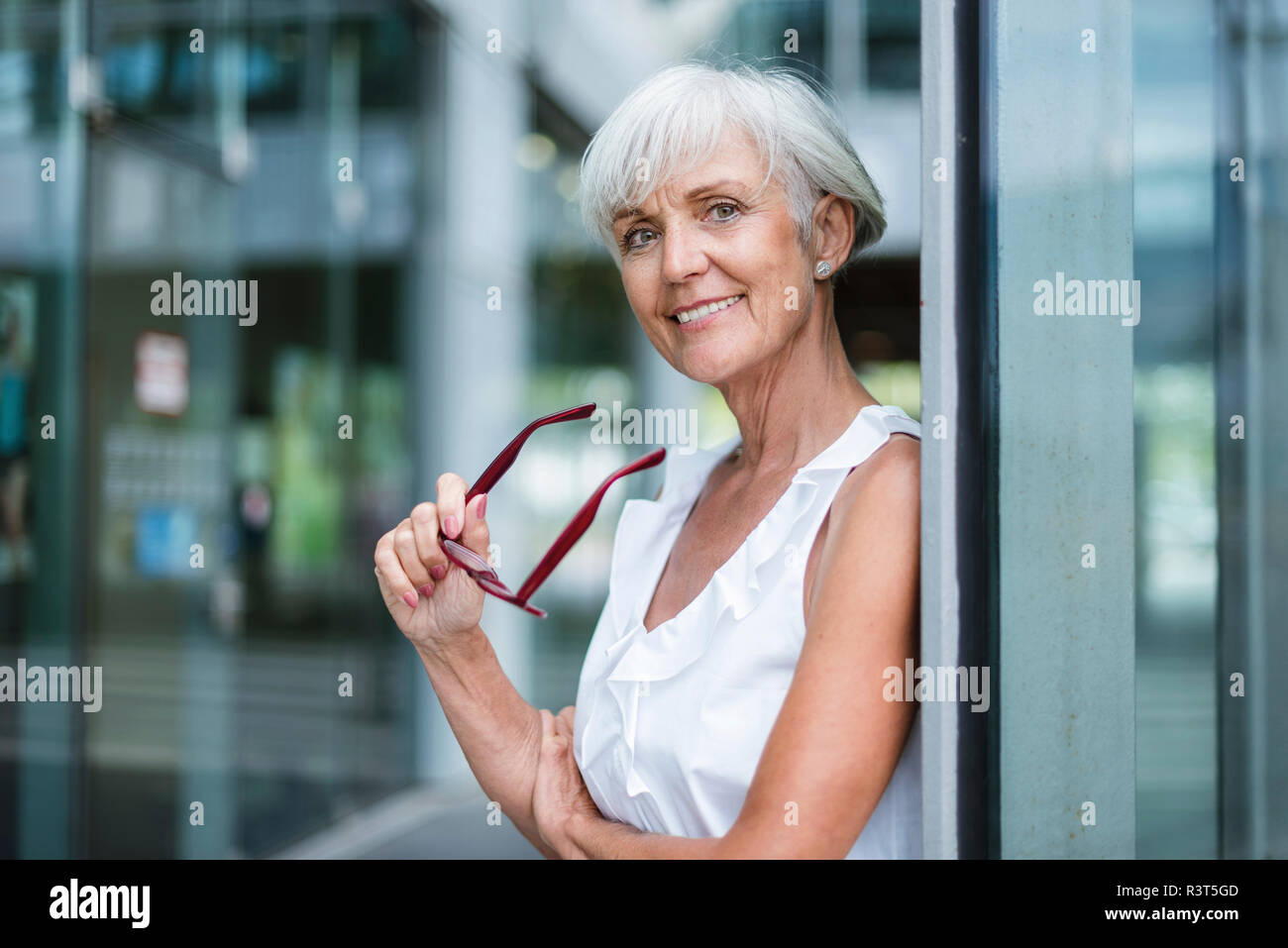 Portrait von lächelnden älteren Frau mit Brille Stockfoto