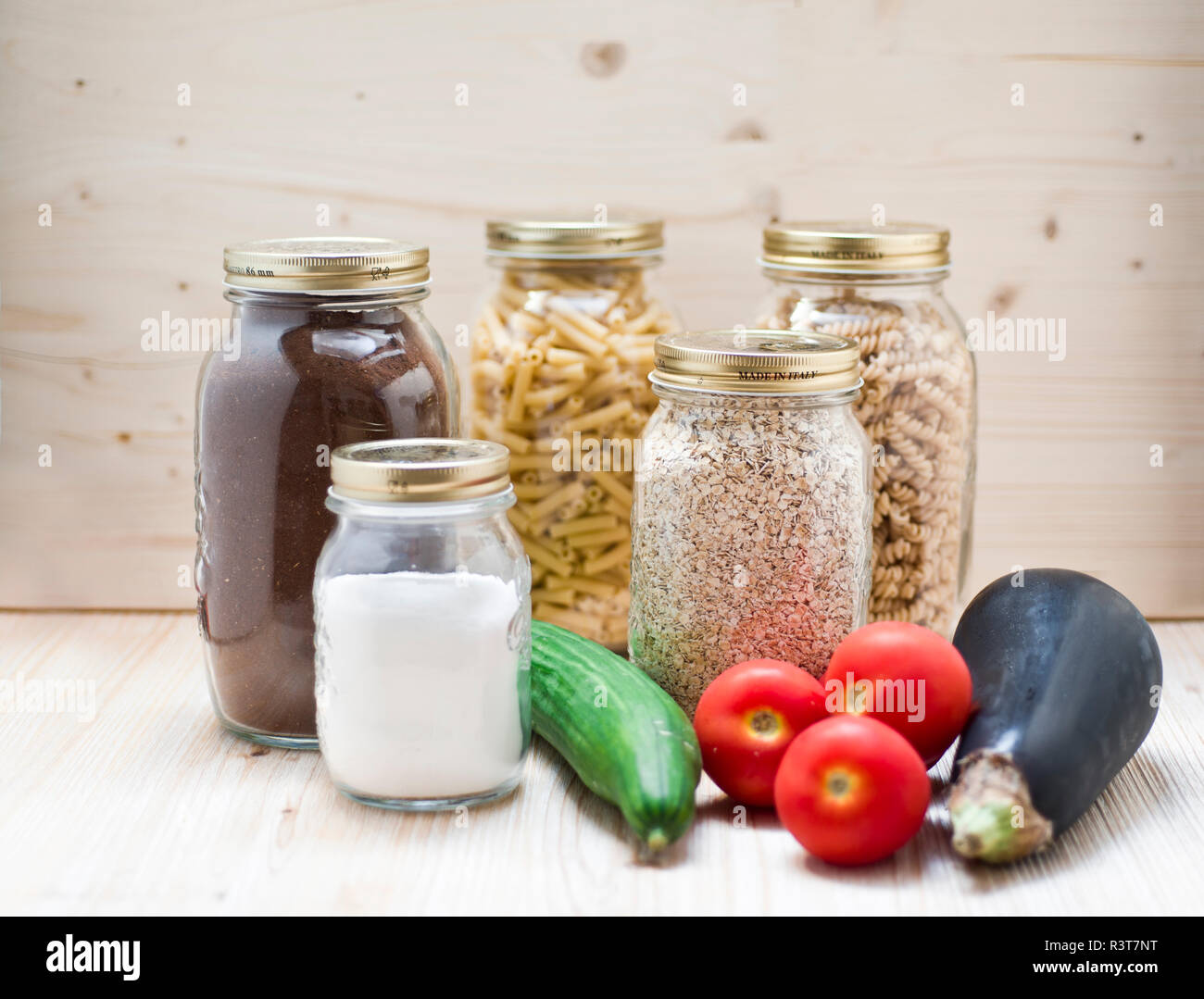 Bio Gemüse und Gläser von Bio-lebensmitteln aus Shop ohne Pakete Stockfoto