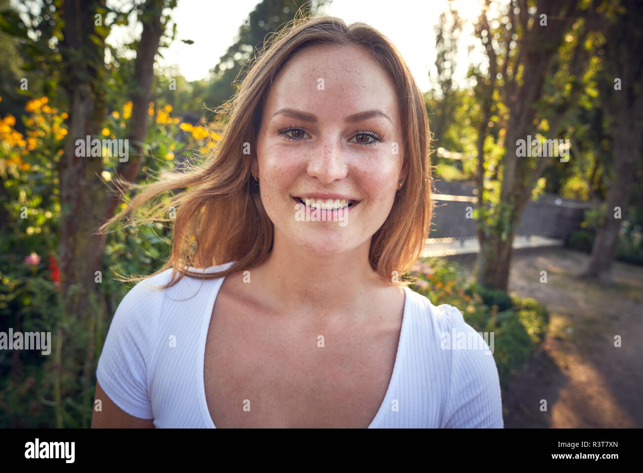 Porträt eines lächelnden, hübsche Frau im Sommer Stockfoto